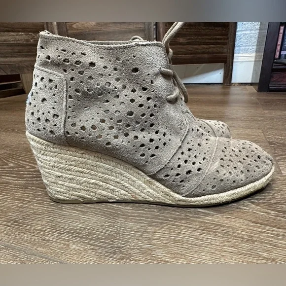 TOMS Laser cut Suede Wedge Booties • Espadrille - Picture 1 of 13